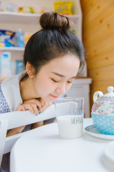 上楼梯每走一步撞一下